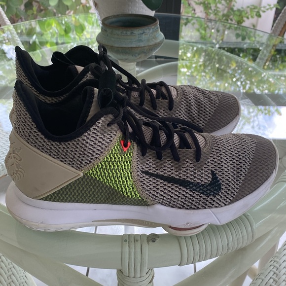 Nike Men’s Lebron Wittness 4 Basketball - Picture 8 of 10